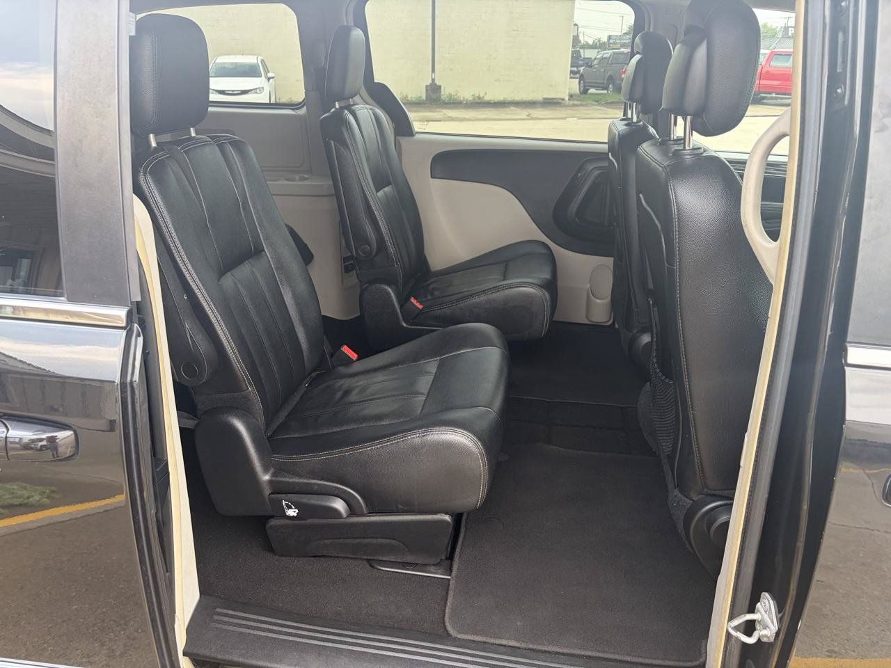 Used 2016 Chrysler Town & Country Touring FWD image 12