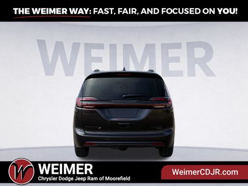 New 2027 Chrysler Pacifica Limited w/ Trailer Tow Group AWD/4WD image 7