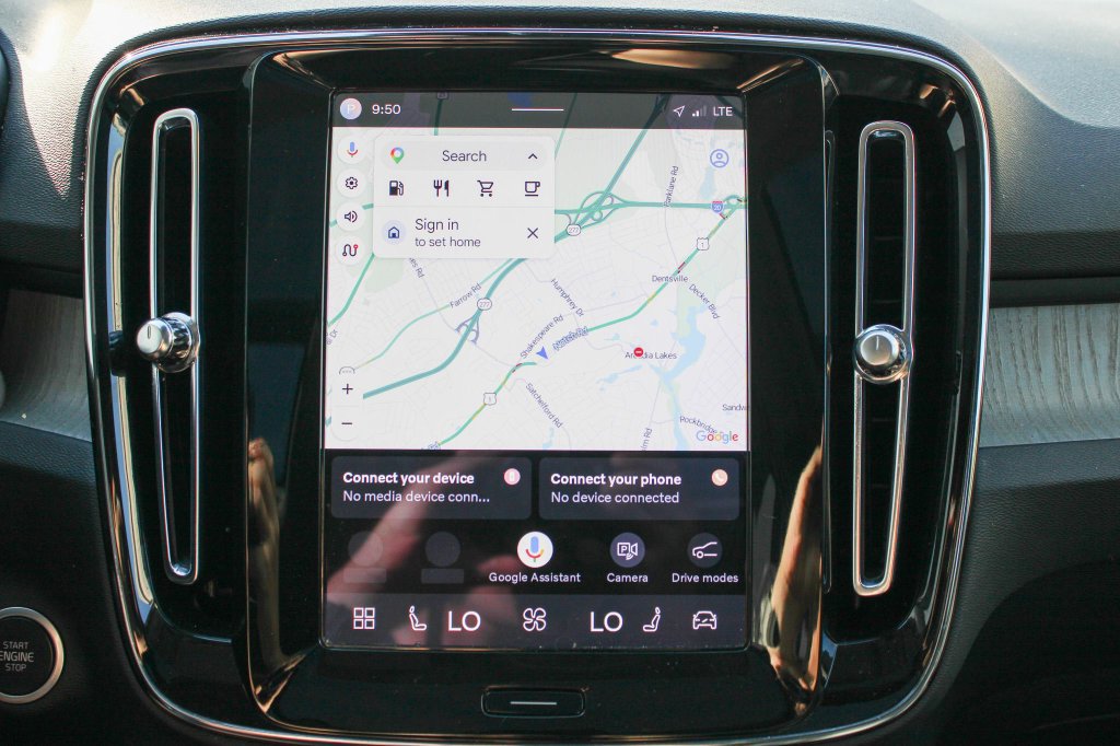 Certified 2025 Volvo XC40 B5 Plus AWD/4WD image 36
