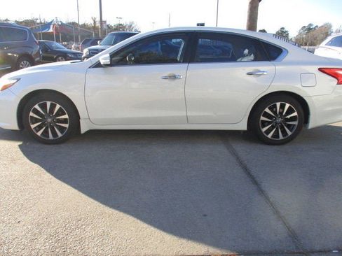 Used 2016 Nissan Altima 2.5 SL w/ 2.5 Technology Package image 6