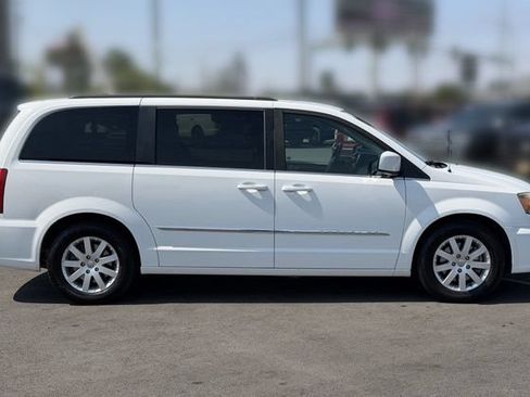 Used 2014 Chrysler Town & Country Touring FWD image 9
