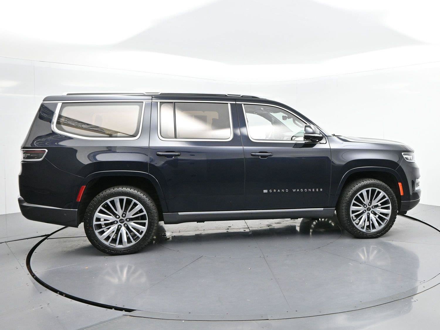 Used 2022 Jeep Grand Wagoneer Series III w/ HD Trailer Tow Package AWD/4WD image 8
