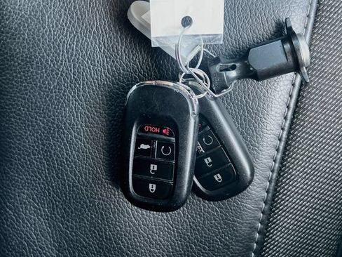 Used 2025 Honda Pilot EX-L image 33