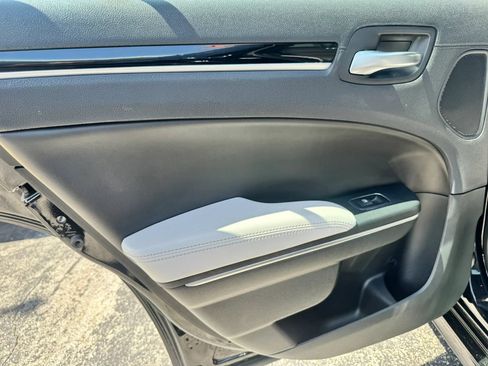 Used 2018 Chrysler 300 S w/ 300S Premium Group RWD image 30