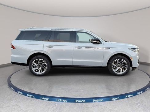 New 2025 Lincoln Navigator Reserve AWD/4WD image 4