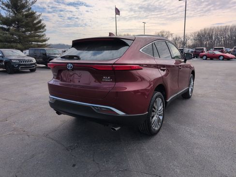 Used 2022 Toyota Venza XLE image 5