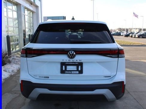 Used 2025 Volkswagen Tiguan SE w/ Panoramic Sunroof Package image 7