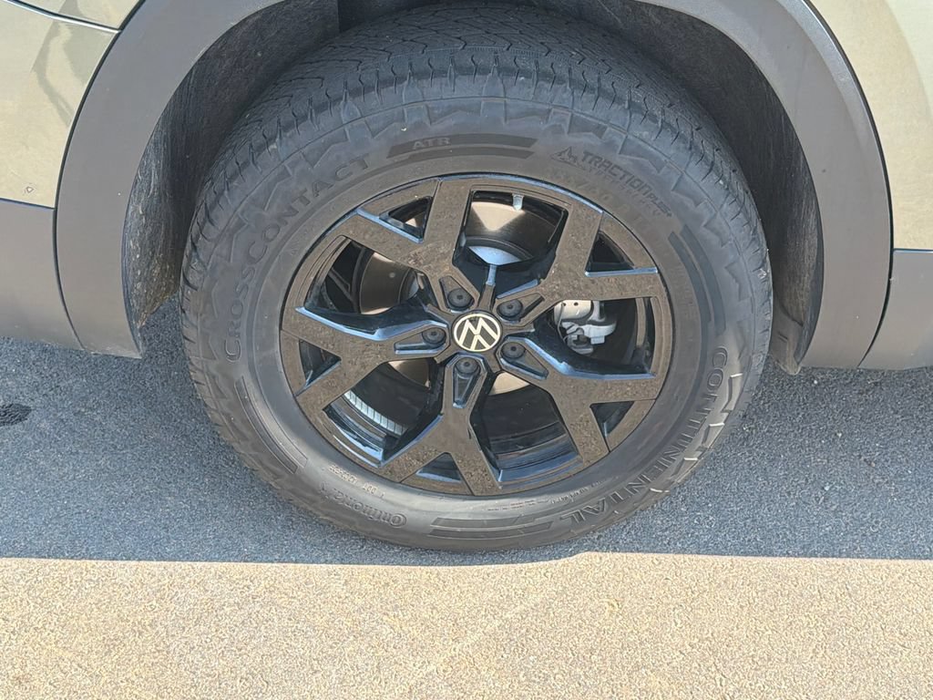Used 2025 Volkswagen Atlas Peak Edition SE AWD/4WD image 17
