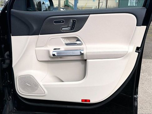 Used 2023 Mercedes-Benz EQB 250+ image 23