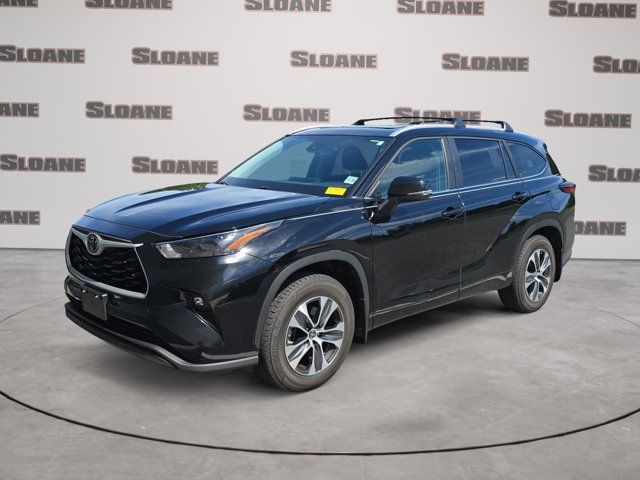 Used 2023 Toyota Highlander XLE AWD/4WD image 1