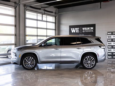 Used 2025 Buick Enclave Avenir AWD/4WD image 1