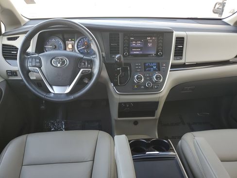Used 2020 Toyota Sienna XLE image 19