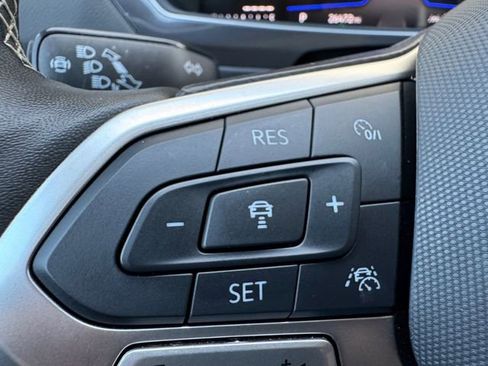 Used 2024 Volkswagen Tiguan SE image 7