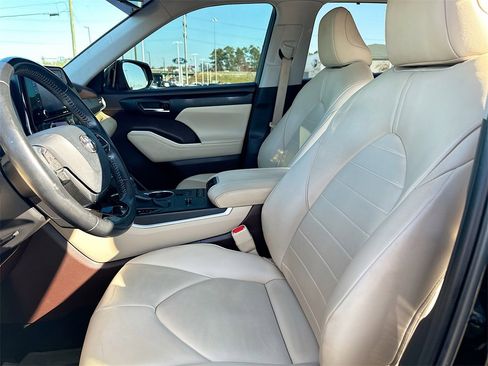 Used 2020 Toyota Highlander XLE image 8