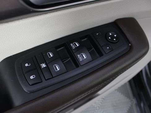 Used 2018 Chrysler Pacifica Touring-L FWD image 14
