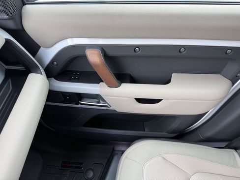 Used 2020 Land Rover Defender 110 SE image 32