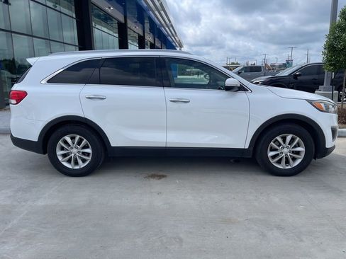 Used 2017 Kia Sorento FWD w/ LX Convenience Package image 4