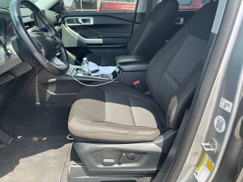 Used 2023 Ford Explorer XLT RWD image 4