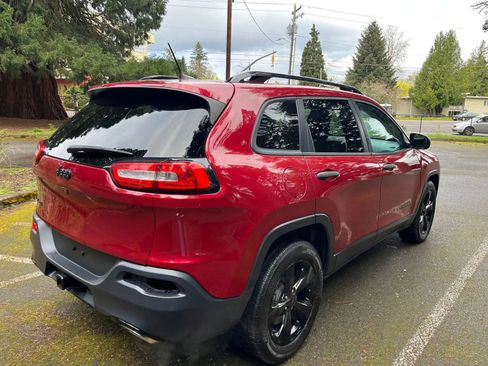 Used 2016 Jeep Cherokee Sport image 4