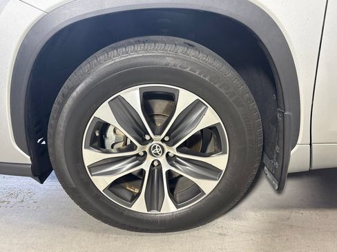 Used 2021 Toyota Highlander XLE AWD/4WD image 9