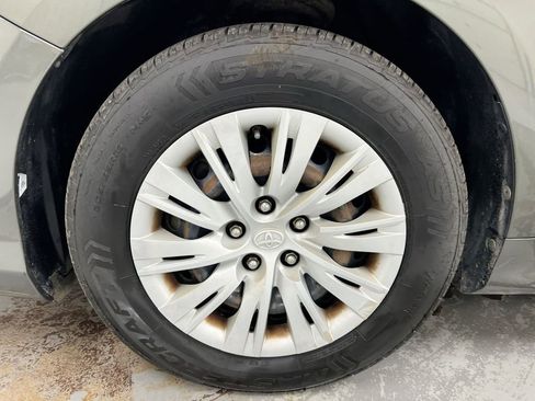 Used 2012 Toyota Camry LE image 25