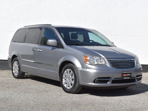Used 2014 Chrysler Town & Country Touring FWD image 1