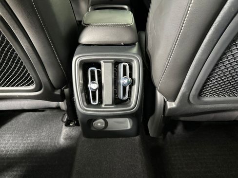 Certified 2022 Volvo XC40 T5 Momentum image 38