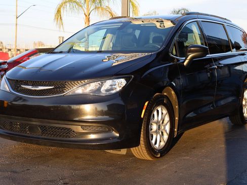 Used 2021 Chrysler Voyager Lxi image 2
