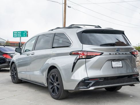 Used 2023 Toyota Sienna XSE FWD image 5