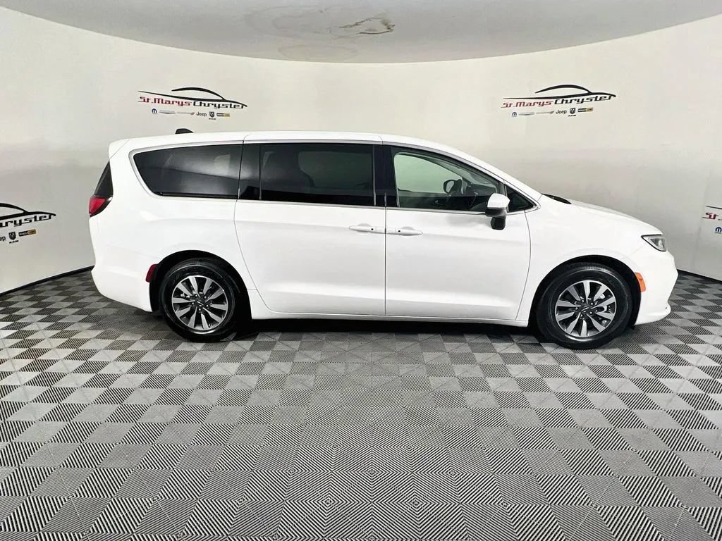 Used 2023 Chrysler Pacifica Touring-L FWD image 9