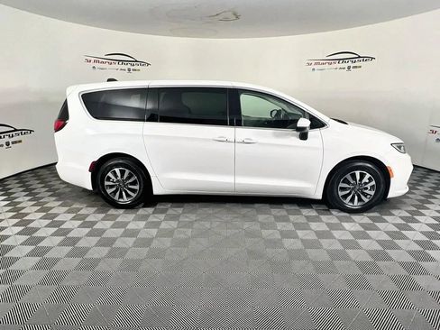 Used 2023 Chrysler Pacifica Touring-L FWD image 9
