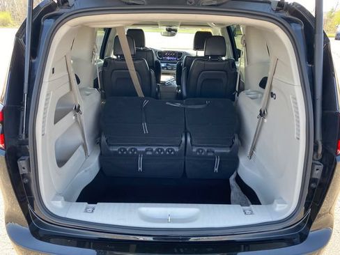 Used 2024 Chrysler Pacifica Touring-L FWD image 18