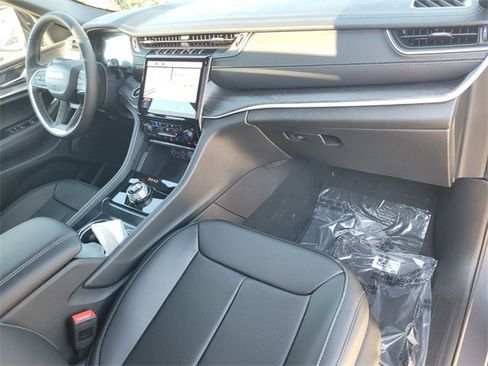 New 2025 Jeep Grand Cherokee Limited w/ Luxury Tech Group II image 17