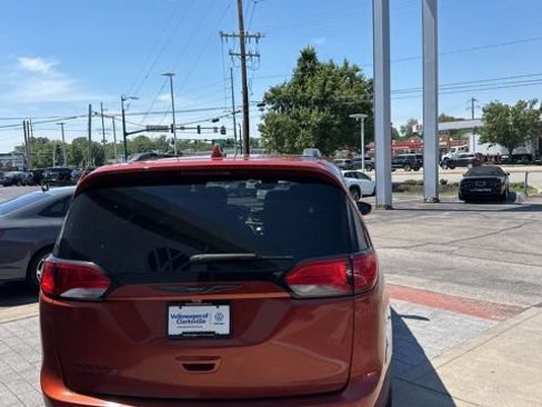 Used 2018 Chrysler Pacifica Touring-L Plus w/ Advanced Safetytec Group FWD image 11