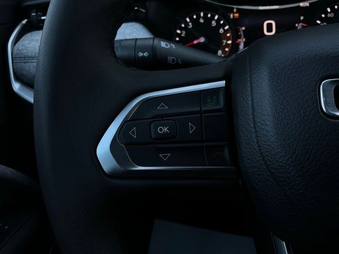 Used 2025 Jeep Compass Latitude image 34