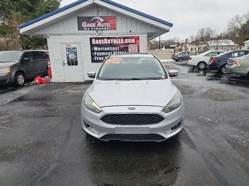 Used 2016 Ford Focus SE w/ Equipment Group 201A image 2