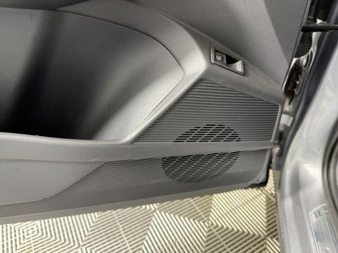 Used 2024 Volkswagen Taos SE image 19