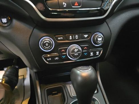 Used 2019 Jeep Cherokee Limited FWD image 19