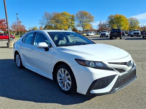 Used 2023 Toyota Camry SE image 3
