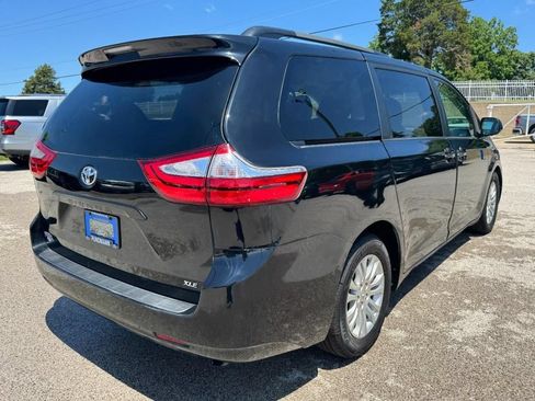 Used 2017 Toyota Sienna XLE FWD image 3