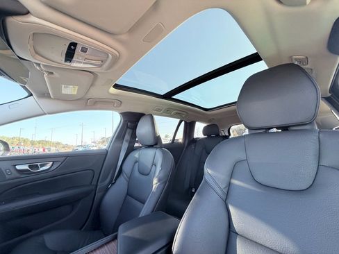 Used 2025 Volvo V60 B5 Cross Country Plus image 10