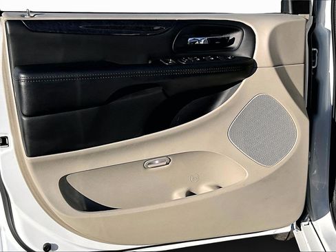 Used 2018 Dodge Grand Caravan SE w/ UConnect Hands-Free Group image 15