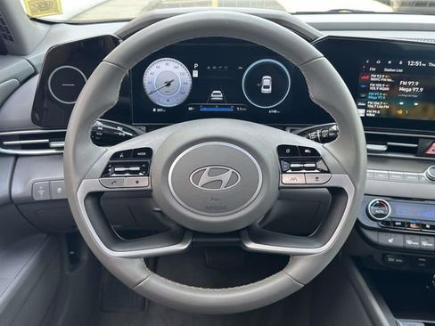 Used 2025 Hyundai Elantra SEL image 18