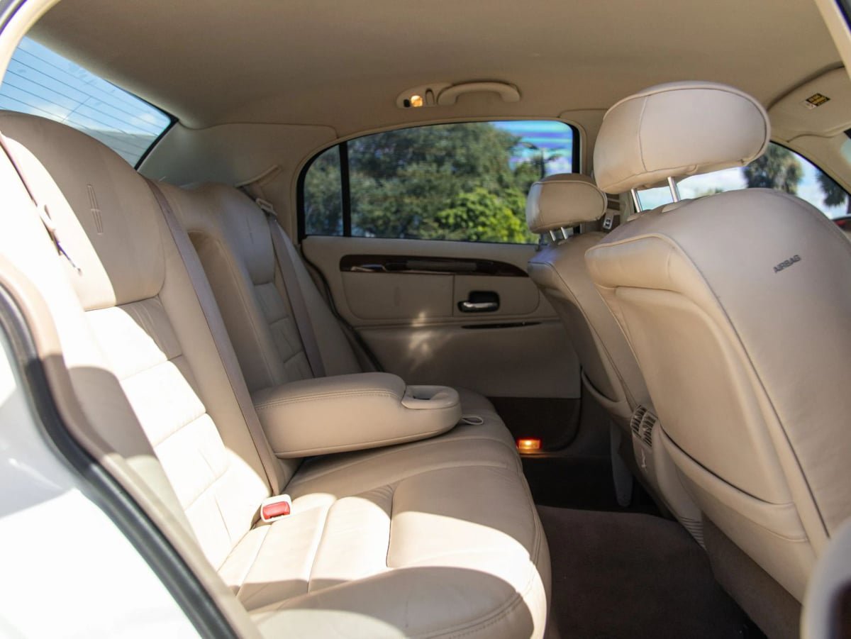 Used 2000 Lincoln Town Car Executive RWD image 26