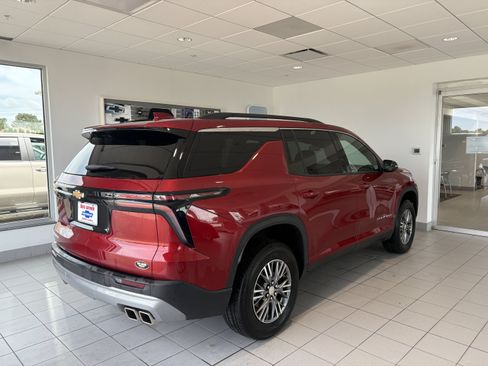 Used 2025 Chevrolet Traverse LT FWD image 9