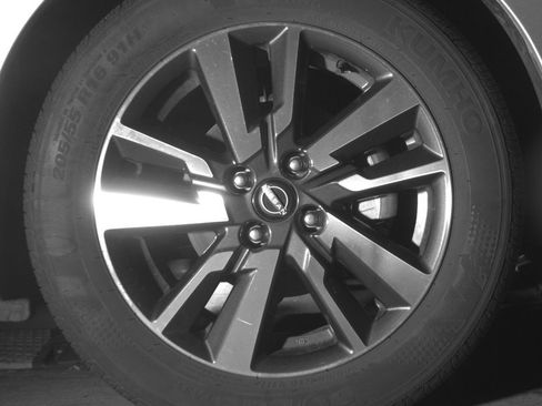 Used 2025 Nissan Versa SV FWD image 13
