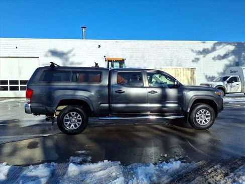 Used 2016 Toyota Tacoma SR5 w/ SR5 Appearance Package (SN) image 4