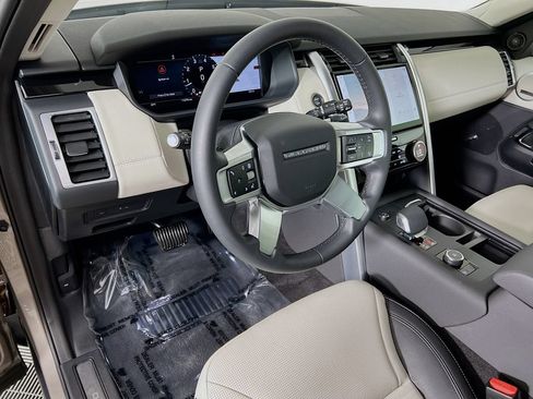 Used 2025 Land Rover Discovery S AWD/4WD image 9