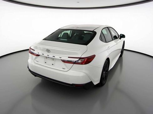 Used 2025 Toyota Camry SE image 6