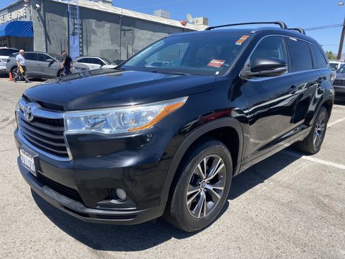 Used 2016 Toyota Highlander XLE FWD image 2